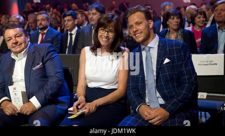Prag, Tschechische Republik. 20. Juni 2017. David Pastrnak (rechts mit seiner Mutter), 21, eine Weiterleitung der Boston Bruins, ist der jüngste Sieger des tschechischen Golden Stick Umfrage Wahl der besten Eishockey Spieler der vergangenen Saison in Prag, Tschechische Republik, 20 Juni, gefolgt von Philadelphias Spieler Jakub Voracek und Bostons David Krejci. Im Bild links Tschechischen Eishockey-Verband (CSLH) Präsident Tomas Kral. Bildnachweis: Michal Kamaryt/CTK Foto/Alamy Live-Nachrichten Stockfoto