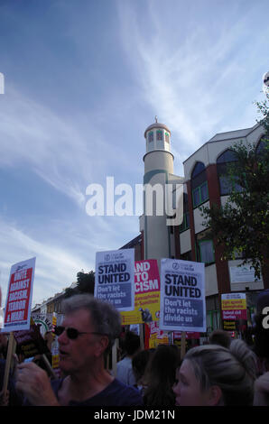 London, UK. 20. Juni 2017. Menschen mit Plakaten gegen Rassismus vor Finsbury Park-Moschee. Bildnachweis: Arletty/Alamy Live-Nachrichten Stockfoto