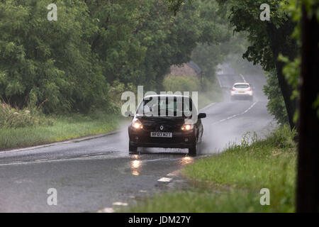 B6278, Barnard Castle, County Durham UK.  Mittwoch, 21. Juni 2017. Großbritannien Wetter.  Während der Süden Englands ein weiterer heißen Tag Erfahrungen, schaffen Gewitter und starke Regenschauer gefährliche Fahrbedingungen in Nordengland. © David Forster/Alamy Live-Nachrichten. Stockfoto