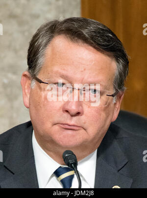 Washington, uns. 20. Juni 2017. Vereinigte Staaten Senator Gary Peters (Demokrat of Michigan) Fragen Patrick M. Shanahan, wie er auf seine Nominierung für U.S. Deputy Secretary Of Defense auf dem Capitol Hill in Washington, DC am Dienstag, 20. Juni 2017 werden vor uns Senate Committee on Armed Services angezeigt wird. Bildnachweis: Ron Sachs/CNP · KEIN DRAHT-SERVICE · Foto: Ron Sachs/Consolidated/Dpa/Alamy Live News Stockfoto