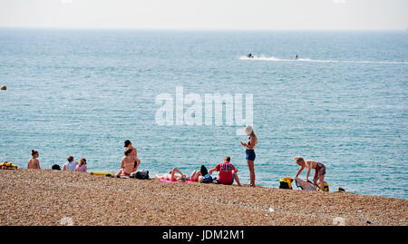 Brighton, UK. 21. Juni 2017. Sonnenschein am Strand von Brighton am frühen Morgen heiß, wie es der heißeste Junitag seit über 40 Jahren in einigen Teilen von Großbritannien werden voraussichtlich heute Credit: Simon Dack/Alamy Live News Stockfoto