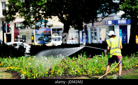 Brighton, UK. 21. Juni 2017. Die Blumen bekommen in der alten Steine Brighton Vormittag bewässert, wie es der heißeste Junitag seit über 40 Jahren in einigen Teilen von Großbritannien werden voraussichtlich heute Credit: Simon Dack/Alamy Live News Stockfoto