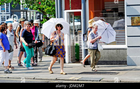 Brighton, UK. 21. Juni 2017. Diese Damen bekommen etwas Schatten unter ihren Regenschirmen in Brighton, wie es der heißeste Junitag seit über 40 Jahren in einigen Teilen von Großbritannien werden voraussichtlich heute Credit: Simon Dack/Alamy Live News Stockfoto