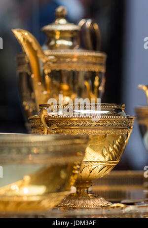 Schwerin, Deutschland. 21. Juni 2017. Die goldenen Frühstücksgeschirr aus dem Braut Schatz der russischen Großfürstin Helena Pawlowna (1784-1803) ist auf dem Display am 21. Juni 2017 an die Staaten Museum in Schwerin, Deutschland, 21. Juni 2017. Die goldenen Schüsseln wurden für 1, 2 Millionen Euro vom Staat gekauft und damit aus den USA nach Schwerin zurück. Die 14-j hrige Zar Tochter habe es als Geschenk für ihre Hochzeit mit dem Thronfolger Friedrich Ludwig Zu Mecklenburg im Jahre 1799. Foto: Jens Büttner/Dpa-Zentralbild/Dpa/Alamy Live News Stockfoto