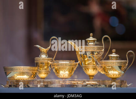 Schwerin, Deutschland. 21. Juni 2017. Die goldenen Frühstücksgeschirr aus dem Braut Schatz der russischen Großfürstin Helena Pawlowna (1784-1803) ist auf dem Display am 21. Juni 2017 an die Staaten Museum in Schwerin, Deutschland, 21. Juni 2017. Die goldenen Schüsseln wurden für 1, 2 Millionen Euro vom Staat gekauft und damit aus den USA nach Schwerin zurück. Die 14-j hrige Zar Tochter habe es als Geschenk für ihre Hochzeit mit dem Thronfolger Friedrich Ludwig Zu Mecklenburg im Jahre 1799. Foto: Jens Büttner/Dpa-Zentralbild/Dpa/Alamy Live News Stockfoto