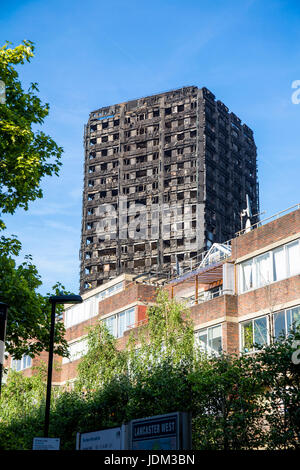 London, UK. 20. Juni 2017 - am 14. Juni 2017 Grenfell Tower, einem 24 Stockwerke hohen Turm Wohnblock Sozialwohnungen in North Kensington, West London, England wurde durch einen Brand schwer beschädigt verursacht eine hohe Anzahl von Opfern. Menschen sind gekommen, um Blumen zu legen und zahlen Tribut zu den Opfern, die bei dem Brand ums Leben gekommen. Stockfoto