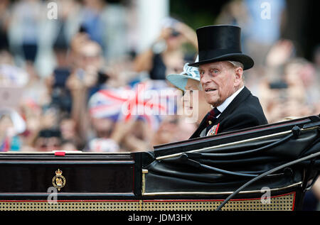 London, UK. 17. Juni 2017. Am 17. Juni 2017 Datei Foto zeigt den Duke of Edinburgh an Trooping die Farbe 2017 um die Königin Elizabeth II 91. Geburtstag feiern in London, Großbritannien. Buckingham Palace, der Herzog von Edinburgh, Ehemann von Königin Elizabeth II., zur Behandlung einer Infektion als "Vorsichtsmaßnahme" ins Krankenhaus eingeliefert wurde, sagte am Mittwoch. Bildnachweis: Han Yan/Xinhua/Alamy Live-Nachrichten Stockfoto