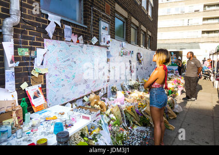 London, UK. 20. Juni 2017 - am 14. Juni 2017 Grenfell Tower, einem 24 Stockwerke hohen Turm Wohnblock Sozialwohnungen in North Kensington, West London, England wurde durch einen Brand schwer beschädigt verursacht eine hohe Anzahl von Opfern. Menschen sind gekommen, um Blumen zu legen und zahlen Tribut zu den Opfern, die bei dem Brand ums Leben gekommen. Stockfoto