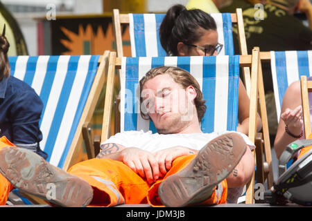 London, UK. 21. Juni 2017. Sonnenanbeter genießen Sie die Sonne auf London Riveside mit mit steigenden Temperaturen am 5. Tag der Hitzewelle in London Credit: Amer Ghazzal/Alamy Live-Nachrichten Stockfoto