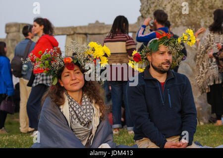 Sommersonnenwende feiern in Stonehenge, Wiltshire Vereinigtes Königreich Großbritannien Stockfoto