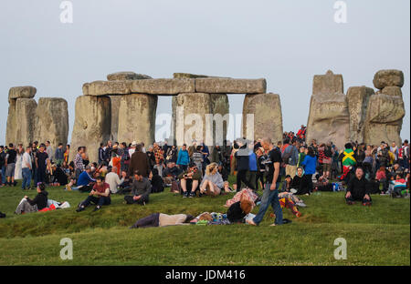 Sommersonnenwende feiern in Stonehenge, Wiltshire Vereinigtes Königreich Großbritannien Stockfoto