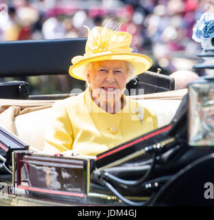 Ascot, Bergen, Großbritannien. Juni 2117. Queen Elizabeth kommt in Royal Ascot, Berkshire, Großbritannien an. 21. Juni 2117. Kredit: John Beasley/Alamy Stockfoto