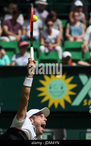 Spaniens Roberto Bautista Agut in Aktion gegen Deutschlands Brown während ihre Männer Runde von sechzehn Match auf der ATP-Turnier in Halle, Deutschland, 21. Juni 2017 stattfinden. Foto: Friso Gentsch/dpa Stockfoto