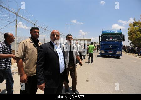 21. Juni 2017 - Nusseirat, Gazastreifen, prüft Palästinensische Autonomiegebiete - Tawfik Abu Naim Staatssekretär des Ministeriums des Innern Ankunft der ägyptischen Lastwagen mit Kraftstoff Gaza-Kraftwerk in Nusseirat, im zentralen Gazastreifen nach der Eingabe der südlichen Gazastreifen von Ägypten über den Grenzübergang Rafah am 21. Juni 2017. Ägypten begann, 1 Million Liter Treibstoff nach Gaza liefern ein palästinensischer Beamter sagte, in einem Versuch, die palästinensischen Enklave verzweifelt Elektrizität Krise zu erleichtern. Die Kraftstoff durch den Grenzübergang zwischen Ägypten und dem Gazastreifen, im Lastwagen werden in des Gebiets weitergeleitet Stockfoto