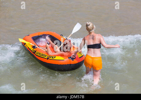 Bournemouth, Dorset, UK. 21. Juni 2017. UK-Wetter: ein weiterer heißer sonniger Tag in Bournemouth Strände, da die Temperaturen steigen um die Hitzewelle und Besucher Kopf ans Meer nach oben bis ihre tans fortzusetzen. Zwei Frauen, die Spaß mit einem Schlauchboot Boot im Meer. Bildnachweis: Carolyn Jenkins/Alamy Live-Nachrichten Stockfoto