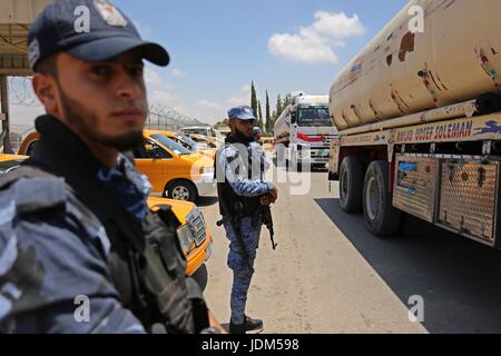 21. Juni 2017 - Nusseirat, Gazastreifen, Palästina - palästinensischen Sicherheitskräfte bewachen wie ägyptische Lastwagen mit Kraftstoff an der Gaza Kraftwerk in Nusseirat, im zentralen Gazastreifen nach der Eingabe der südlichen Gazastreifen von Ägypten über den Grenzübergang Rafah am 21. Juni 2017 ankommen. Ägypten begann, 1 Million Liter Treibstoff nach Gaza liefern ein palästinensischer Beamter sagte, in einem Versuch, die palästinensischen Enklave verzweifelt Elektrizität Krise zu erleichtern. Die Kraftstoff durch den Grenzübergang zwischen Ägypten und dem Gazastreifen, im Lastwagen werden an das Gebiet nur Kraftwerk - Clo weitergeleitet Stockfoto