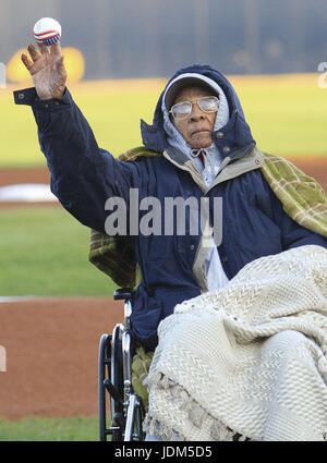 Davenport, Iowa, USA. 5. April 2012. Shelby Harris von Rock Island--bei 111, der älteste Mann in den Vereinigten Staaten--wirft die erste Seillänge Donnerstag während der Quad Cities River Bandits-Saisonauftakt in Modern Woodmen Park, Davenport. Bildnachweis: John Schultz/Quad-Stadt-Zeiten / ZUMA Draht/Alamy Live News Stockfoto