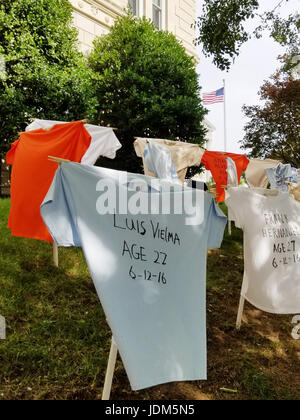 Washington, USA. 20. Juni 2017. Eine provisorische Gedenkstätte bestehend aus T-shirts mit den Namen der Personen und Daten, die sie von Gun-Vorfälle starb befindet sich in der Nähe der US Supreme Court in Washington DC. Bildnachweis: Patsy Lynch/Alamy Live-Nachrichten Stockfoto