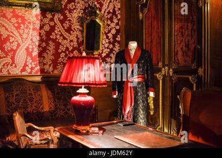 (170621)--zeigt SEINE-ET-MARNE 21. Juni 2017 (Xinhua)--Foto aufgenommen am 20. Juni 2017 ein Männer Outfit die um 1930 auf Schloss von Champs-Sur-Marne in Marne-la-Vallée, Frankreich populär war. Die Ausstellung "The History in Kostümen: aus der Belle Epoque, die verrückten Jahre 1890-1930' zeigte mehr als 40 Outfits, aus denen können Besucher die Entwicklung der Kleidung und die gesellschaftlichen Veränderungen damals realisieren. (Xinhua/Chen Yichen) (Zf) Stockfoto