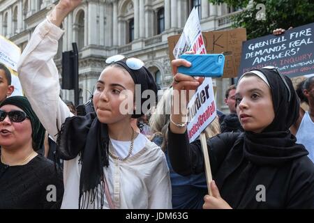 London, UK. 21. Juni 2017. Demonstranten vor Downing Street. Tag des Zorns Demonstranten marschieren von Shepards Bush zum Parlament fordern Gerechtigkeit für die Opfer des Feuers Grenfell Turm und Theresa Mays Rücktritt. : Credit Claire Doherty Alamy/Live News. Stockfoto