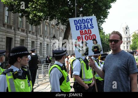 London, UK. 21. Juni 2017. Demonstranten außerhalb Downing Street.Day of Rage Demonstranten marschieren von Shepards Bush zum Parlament fordern Gerechtigkeit für die Opfer des Feuers Grenfell Turm und Theresa Mays Rücktritt. : Credit Claire Doherty Alamy/Live News. Stockfoto
