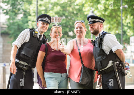 London, Großbritannien. 21 Juni, 2017. UK Wetter: kanadischen Touristen Schwestern pose mit metropolitan Polizisten für eine selfie - Foto in der Nachmittagshitze in der Nähe von Downing Street am heißesten Tag des Jahres so weit. © Guy Corbishley/Alamy leben Nachrichten Stockfoto