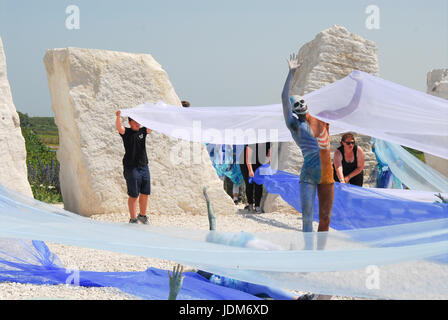 Portland, UK. 21. Juni 2017. Schulkinder im Alter von 5 bis 18 Jahren feiern die Sommersonnenwende mit Tanz, an den neuen Speicher Steinen Kreis. Alle Kinder besuchen die Portland Atlantischen Akademie Credit: Stuart Fretwell/Alamy Live-Nachrichten Stockfoto