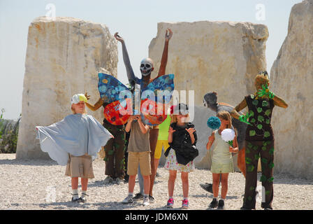 Portland, UK. 21. Juni 2017. Schulkinder im Alter von 5 bis 18 Jahren feiern die Sommersonnenwende mit Tanz, an den neuen Speicher Steinen Kreis. Alle Kinder besuchen die Portland Atlantischen Akademie Credit: Stuart Fretwell/Alamy Live-Nachrichten Stockfoto