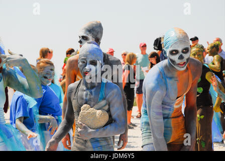 Portland, UK. 21. Juni 2017. Schulkinder im Alter von 5 bis 18 Jahren feiern die Sommersonnenwende mit Tanz, an den neuen Speicher Steinen Kreis. Alle Kinder besuchen die Portland Atlantischen Akademie Credit: Stuart Fretwell/Alamy Live-Nachrichten Stockfoto