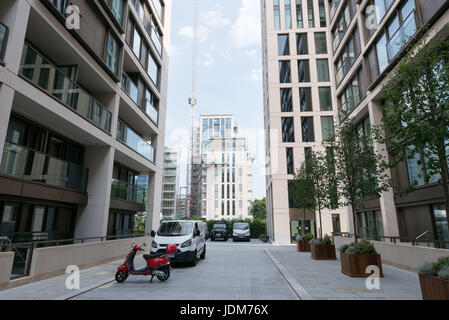London, UK. 21. Juni 2017. Blick auf fast fertig Wohnblocks und Wohnblocks in Kensington Zeile komplexe besetzt. Es wurde angekündigt, dass achtundsechzig Wohnungen Familien, die in die Luxus-Hochhäusern umgesiedelt werden für die permanente Besetzung im Juli und August verfügbar sein wird. Die ein bis vier Schlafzimmer-Schlafzimmer-Apartments für bis zu £ 8,5 Millionen zu verkaufen, werden Teil der erschwinglichen Quote gebaut und verfügen über eine mehr "einfach '' interne Spezifikation, aber haben die gleiche Qualität bauen. Bildnachweis: ZUMA Press, Inc./Alamy Live-Nachrichten Stockfoto