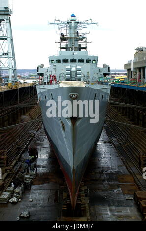 AJAXNETPHOTO. 2004. PORTSMOUTH, ENGLAND. -REGINA MARIA (EX HMS LONDON TYP 22 FREGATTE) TRAT TROCKENDOCK IN PORTSMOUTH FSL EINRICHTUNG FÜR UMFANGREICHE REGENERATION UND ERHALTUNG. DAS SCHIFF SOLL EINGEREICHT WERDEN AN DIE RUMÄNISCHE MARINE IM JULI 2005.  FOTO: JONATHAN EASTLAND/FOTO.  REF: D42603 50 REF: Stockfoto