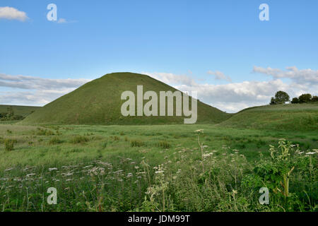 Geheimnisvolle alte Silbury Hill prähistorische künstliche Kreide Hügel, größten künstlichen Hügel in Europa, Wiltshire, Großbritannien Stockfoto