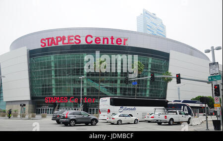 24. Mai 2017.  Los Angeles, Kalifornien.  Das Wahrzeichen Staple Center in Los Angeles Kalifornien an einem bewölkten Morgen als Autos und Busse fahren von der fr Stockfoto