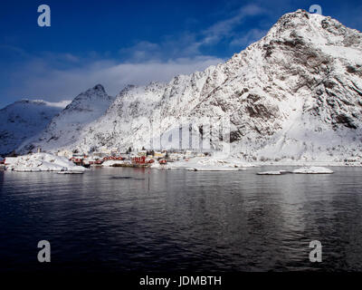 Kleine Fischer Dorf von A auf den Lofoten, Norwegen unter schneebedeckten Gipfeln