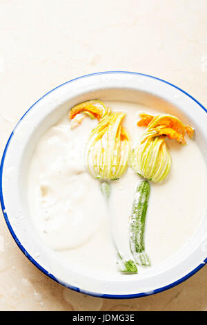 Zucchini-Blüten, gefüllt mit Ricotta und Mehl Teig ummantelt Stockfoto
