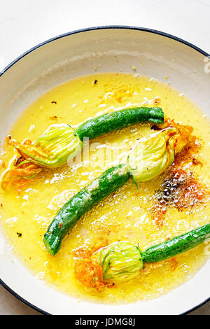 Zucchini-Blüten, gefüllt mit Ricotta und in Öl gebraten Stockfoto