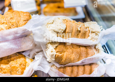 Makro Nahaufnahme von Cannoli oder Croissant gefüllt mit Frischkäsefüllung dessert Stockfoto