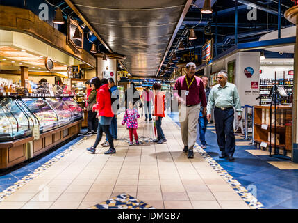 Montreal, Kanada - 26. Mai 2017: U-Bahn Stadt Quebec Region mit Restaurants und Bäckereien und Passanten Stockfoto