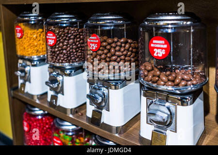 Schokolade bedeckte Mandeln im französischen Münze Spender Candy Maschinen Stockfoto