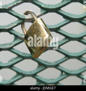 Eine Liebe Vorhängeschloss an der Seite einer Brücke befestigt. Stockfoto