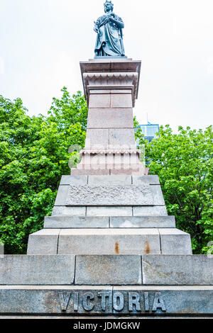 Montreal, Kanada - 26. Mai 2017: Victoria Square Park mit Schild während regnerischen bewölkten Tag in Stadt in der Region Quebec Stockfoto
