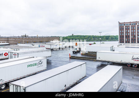 Montreal, Kanada - 26. Mai 2017: LKW-Parkplatz vom Hafen in die Stadt in der Region Quebec während regnerischen trüben regnerischen Tag Stockfoto
