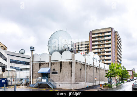 Montreal, Kanada - 26. Mai 2017: CTV Montreal mit vielen Antenne Satellitenschüsseln in Stadt Quebec Region während regnerischen trüben regnerischen Tag Stockfoto