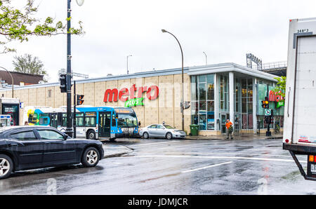 Montreal, Kanada - 26. Mai 2017: Metro Plus Supermarkt in der Stadt in der Region Quebec bei nassen Regen an bewölkten Tag Stockfoto