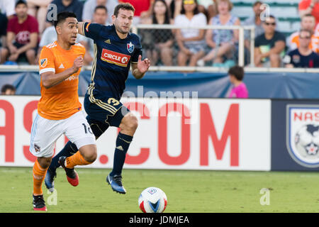 Houston Dynamo Mittelfeldspieler Memo Rodriguez (18) und North Carolina FC Verteidiger Steven Miller (31) während einer 2017 US Open Cup match in Cary, North Carolina. Stockfoto