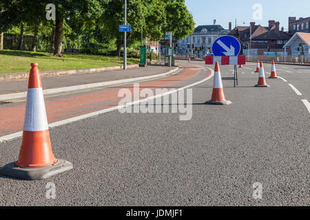 Temporäre lane Schließung. Rechts Schild und Leitkegel auf einer Straße eine Fahrspur, Nottinghamshire, England, Grossbritannien blockiert zu halten Stockfoto