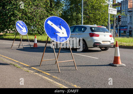 Temporäre road Lane Verschluss mit Auto Verkehr Kegel und richtiges Zeichen halten, Nottinghamshire, England, Großbritannien Stockfoto