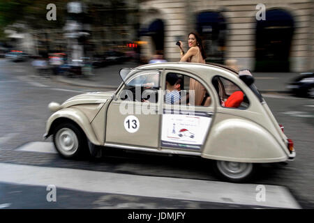 PARIS FRANKREICH - EINE TOUR IM KLASSISCHEN Citroen 2 CV ZU ENTDECKEN SIE DIE STADT PARIS AUTO © Frédéric BEAUMONT Stockfoto