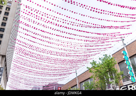 Montreal, Kanada - 26. Mai 2017: Sainte Catherine Street in Montreal Gay Village in Quebec Region mit hängenden Dekorationen Stockfoto