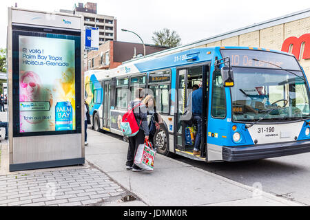 Montreal, Kanada - 26. Mai 2017: Novabus Bus in Stadt Quebec Region mit Menschen, die immer auf Stockfoto